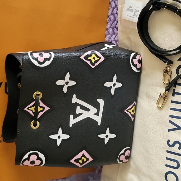 NeoNoe Wild at Heart Louis Vuitton Black Monogram Neo Noe Cross Body Bag - Picture 15 of 17